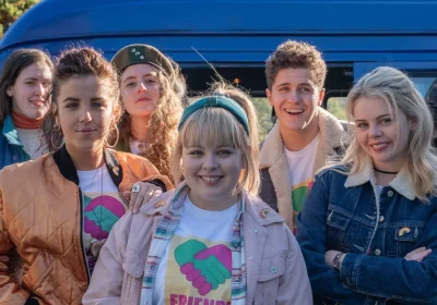 Perché dovete assolutamente recuperare Derry Girls su Netflix, la serie geniale con la Nicola Coughlan di Bridgerton