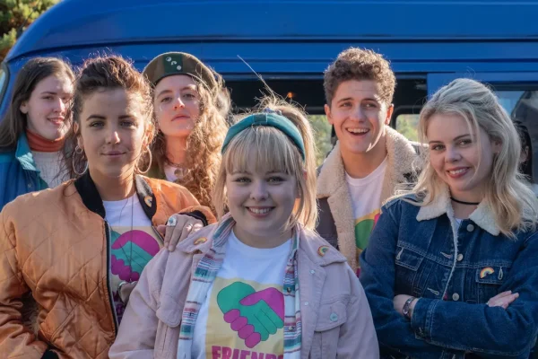 Perché dovete assolutamente recuperare Derry Girls su Netflix, la serie geniale con la Nicola Coughlan di Bridgerton