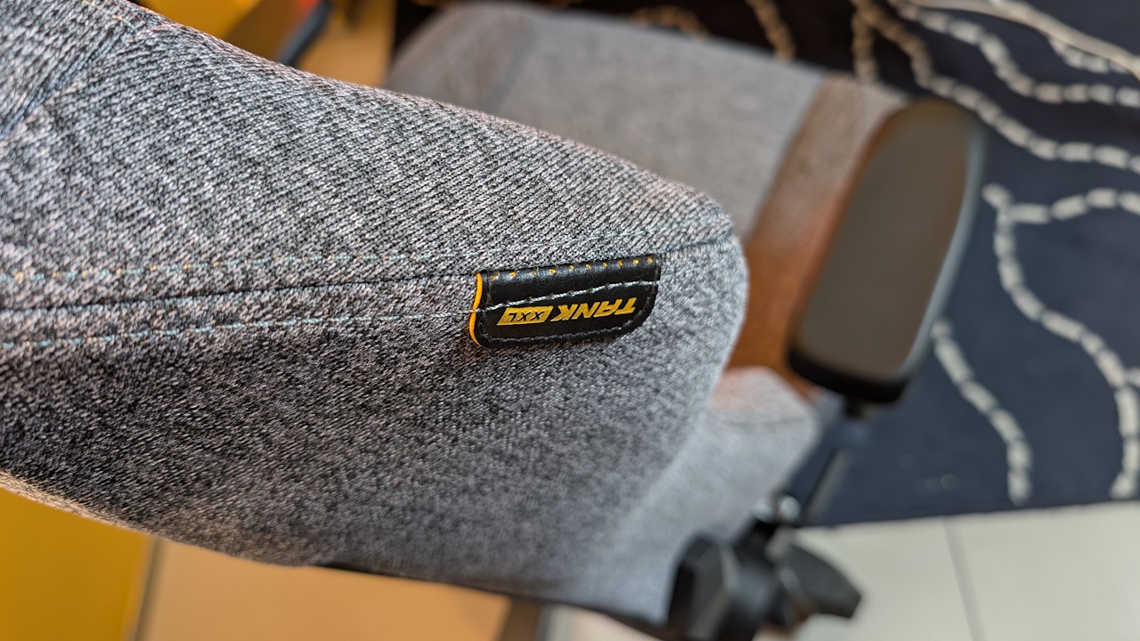 DXRACER Tank XXL, la sedia gaming per chi non scende a compromessi: schienale biorisponsivo, seduta extra-large e una robustezza da record