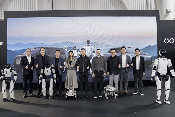 Dalle auto ai robot umanoidi: Faraday Future cambia rotta e presenta tre linee di EAI robot