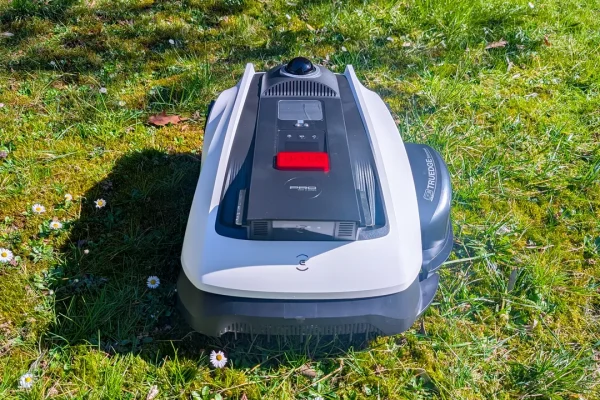 Sta senza pensier: abbiamo provato Ecovacs Goat O1200 Lidar Pro, il robot tagliaerba che fa (quasi) tutto da solo