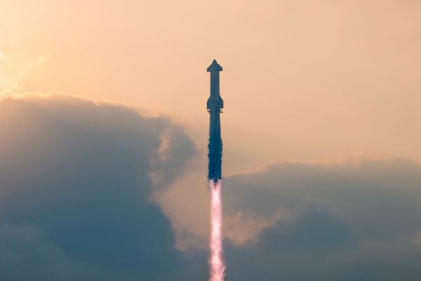 Elon Musk ora guarda alla Luna: SpaceX punta a un allunaggio senza equipaggio di Starship nel 2027
