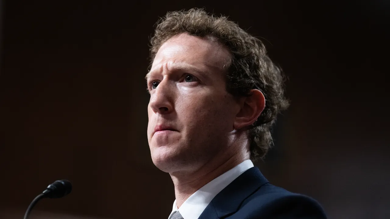 Zuckerberg, al primo storico processo sulla dipendenza dai social ha provato in ogni modo a fare il finto tonto