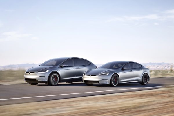 Grok arriva sulle Tesla in Europa: l'intelligenza artificiale entra in auto e risponde in tempo reale