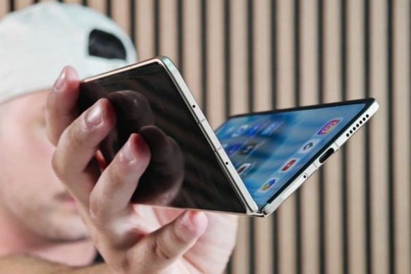 HONOR Magic V6 è pronto a stupire: il pieghevole avrà una batteria da record