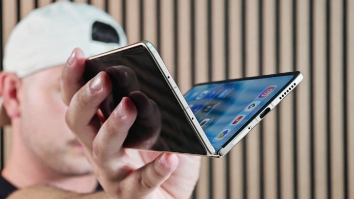 HONOR Magic V6 è pronto a stupire: il pieghevole avrà una batteria da record