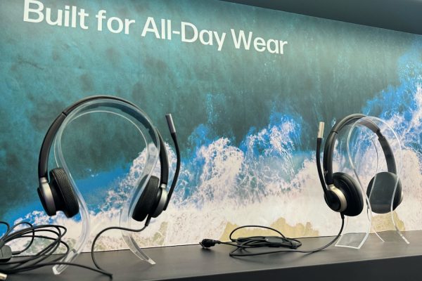 HP e lavoro ibrido: le nuove cuffie Poly Mission e VideoOS 5.0 cambiano audio e video (le abbiamo viste a ISE 2026)