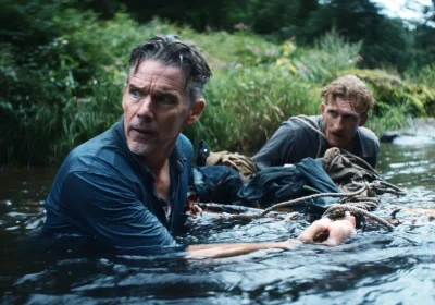 In The Weight, presentato e applaudito alla Berlinale 2026, Ethan Hawke diventa eroe d’azione e Russell Crowe torna a convincere