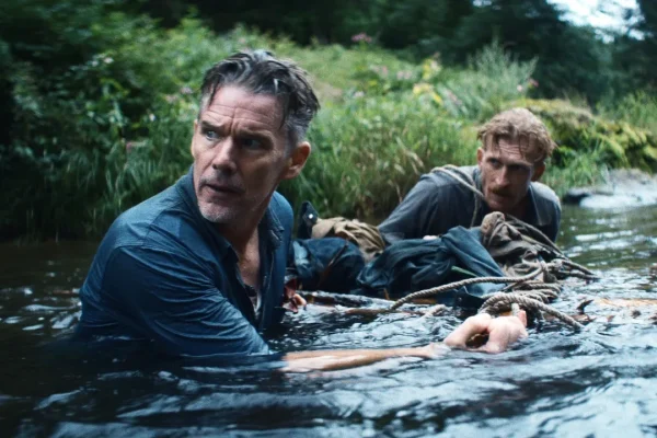 In The Weight, presentato e applaudito alla Berlinale 2026, Ethan Hawke diventa eroe d’azione e Russell Crowe torna a convincere