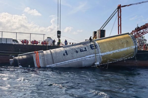 La Cina ha recuperato dal mare il primo stadio del razzo spaziale Lunga Marcia 10A dopo il test con Mengzhou