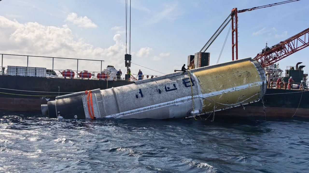 La Cina ha recuperato dal mare il primo stadio del razzo spaziale Lunga Marcia 10A dopo il test con Mengzhou