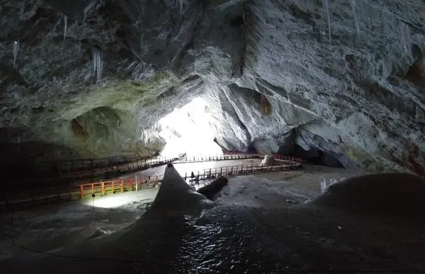 Studiare i batteri congelati da 5mila anni scoperti in una grotta in Romania potrebbe essere un’arma a doppio taglio