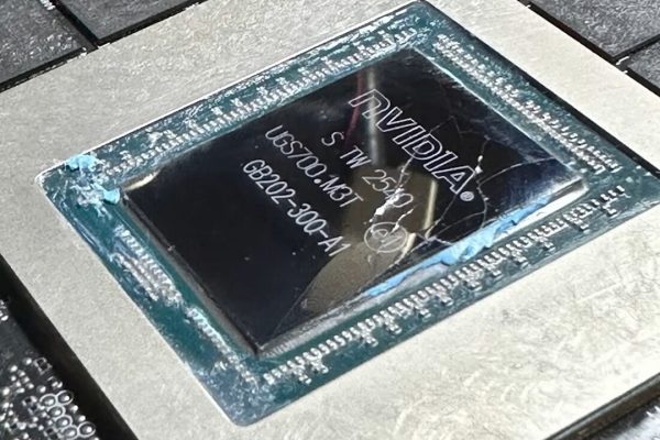 MSI GeForce RTX 5090 Lightning Z a 2500 Watt: il BIOS manda la GPU in frantumi (letteralmente)