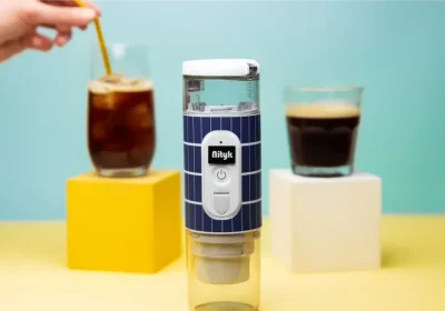 La macchina per caffè portatile a energia solare che prepara l’espresso ovunque