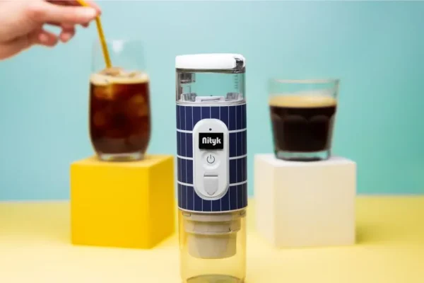 La macchina per caffè portatile a energia solare che prepara l’espresso ovunque
