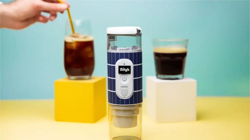 La macchina per caffè portatile a energia solare che prepara l’espresso ovunque