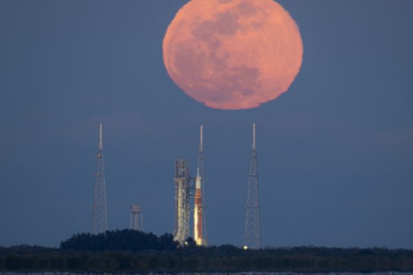 La missione Artemis II con il razzo spaziale NASA SLS e la capsula Orion potrebbe decollare il 2 aprile
