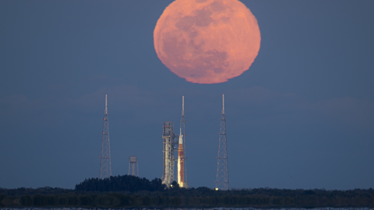Proseguono le riparazioni in vista del lancio di NASA SLS e Orion per la missione Artemis II: le ultime novità