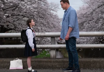 Rental Family – Nelle vite degli altri è il comfort movie che esplora la solitudine in un’era iperconnessa