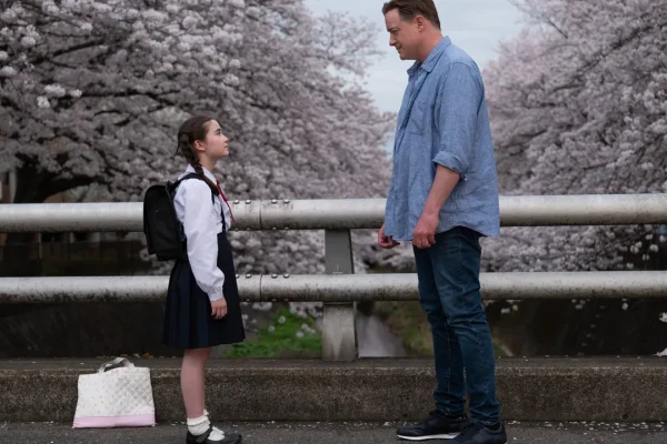 Rental Family – Nelle vite degli altri è il comfort movie che esplora la solitudine in un’era iperconnessa