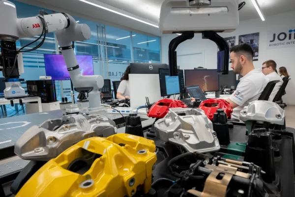 Questo non è l’ennesimo laboratorio, ma il luogo dove si “costruisce” la fabbrica del futuro