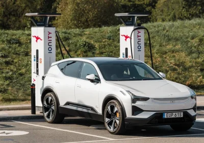 Svolta Polestar per la ricarica: Plug&amp;Charge esteso e Supercharger Tesla integrati