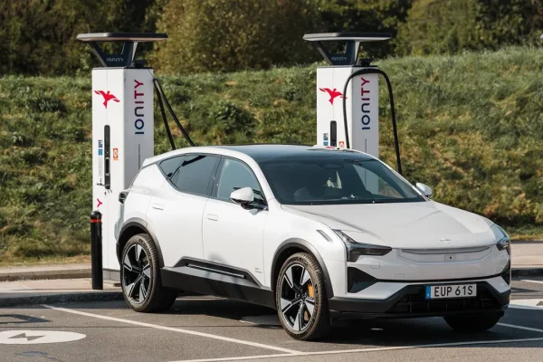 Svolta Polestar per la ricarica: Plug&amp;Charge esteso e Supercharger Tesla integrati
