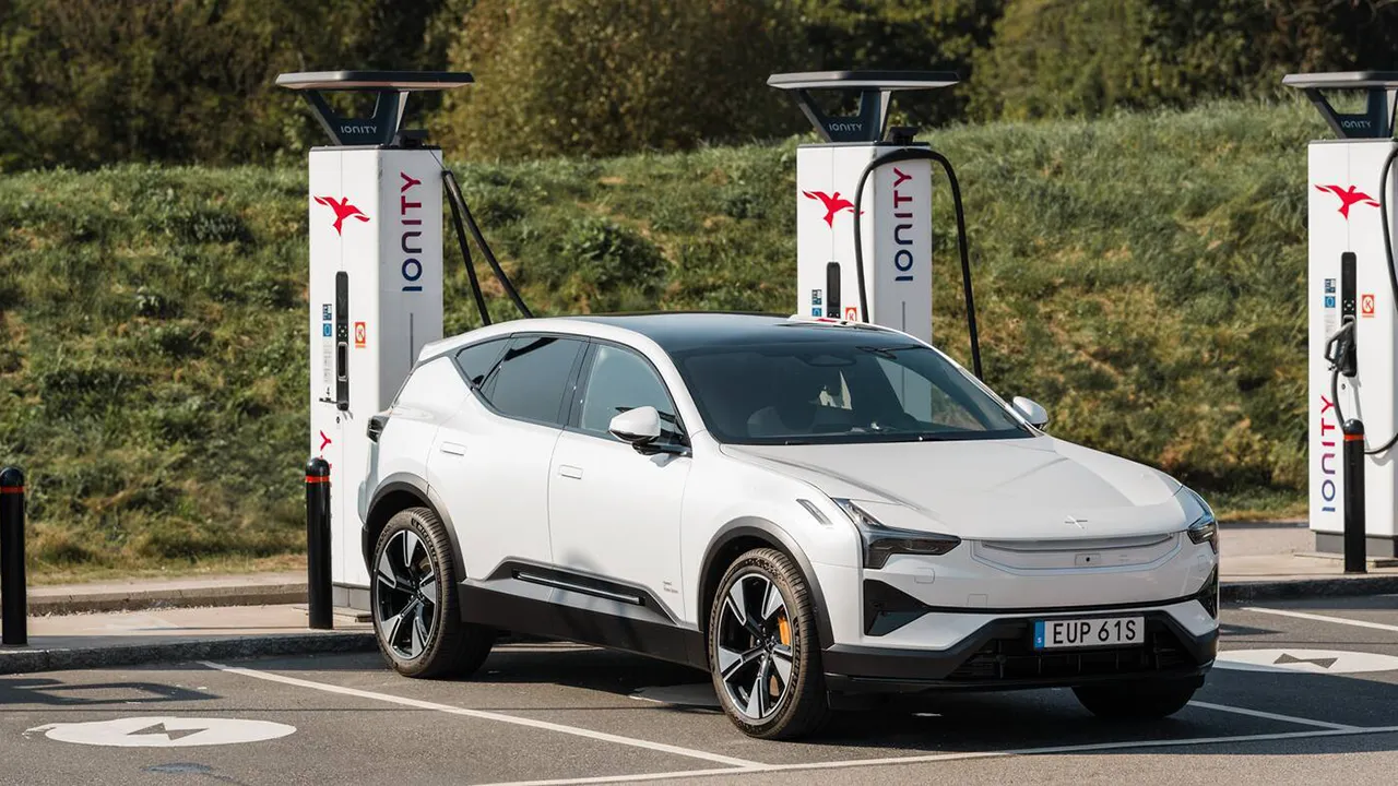 Svolta Polestar per la ricarica: Plug&amp;Charge esteso e Supercharger Tesla integrati