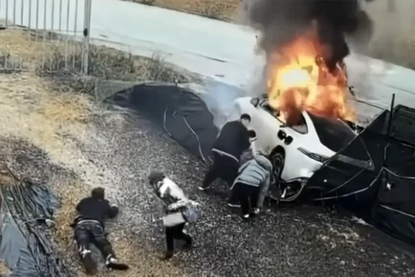 Terribile incidente in Cina, ecco perché le maniglie elettroniche sono state vietate | Video