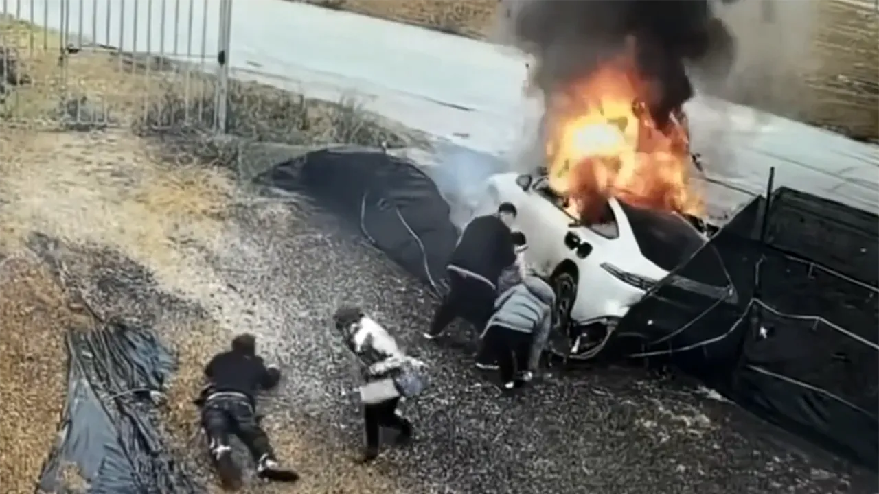 Terribile incidente in Cina, ecco perché le maniglie elettroniche sono state vietate | Video