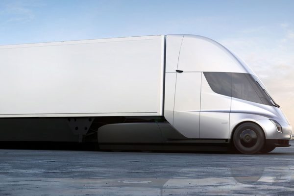 Tesla Semi svela i numeri definitivi: 800 kW di potenza, due versioni e autonomia fino a 805 km