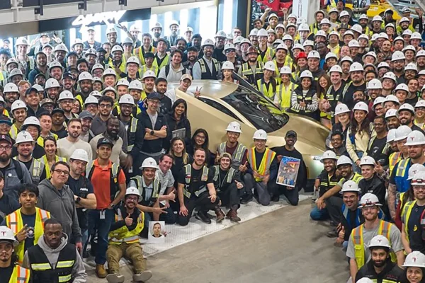 Tesla festeggia il primo Cybercab prodotto in Texas, ma i problemi da risolvere sono ancora tanti