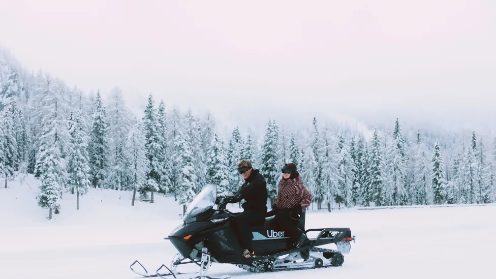 Uber, per Milano Cortina 2026 si può prenotare anche un giro in motoslitta (gratis)
