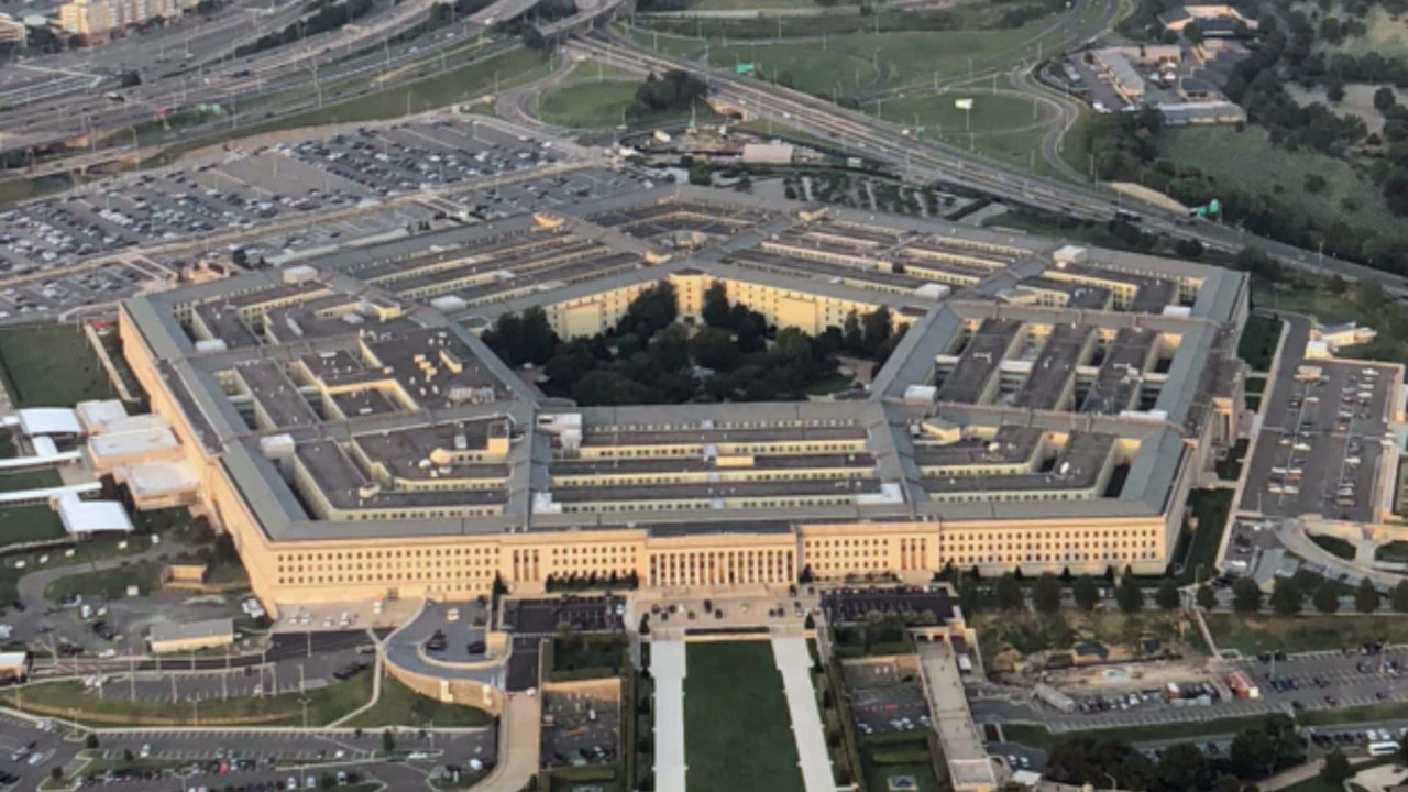 Ultimatum del Pentagono ad Anthropic: vogliamo il controllo totale sull'AI, avete pochi giorni