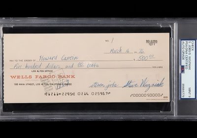 Un vecchio assegno venduto a 4.800 volte il suo valore: porta le firme di Steve Jobs e Steve Wozniak