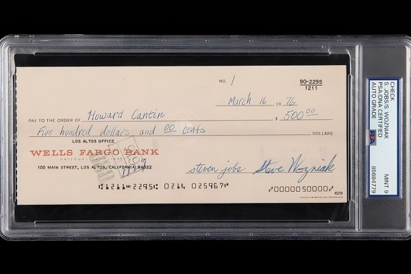 Un vecchio assegno venduto a 4.800 volte il suo valore: porta le firme di Steve Jobs e Steve Wozniak