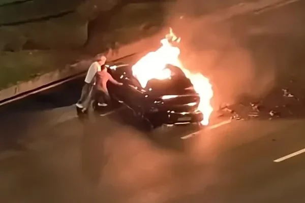 Uomo morto intrappolato nella Xiaomi SU7: ubriaco a 200 km/h di velocità, ma le maniglie sono da ripensare