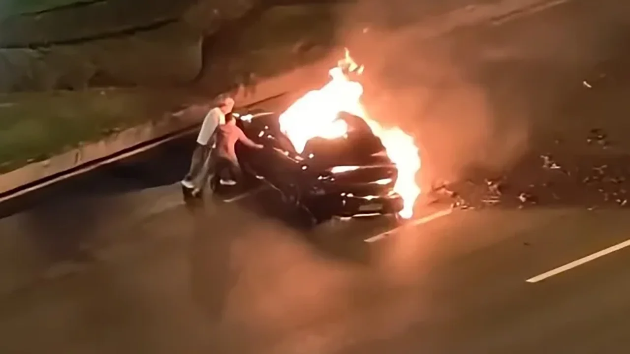 Uomo morto intrappolato nella Xiaomi SU7: ubriaco a 200 km/h di velocità, ma le maniglie sono da ripensare