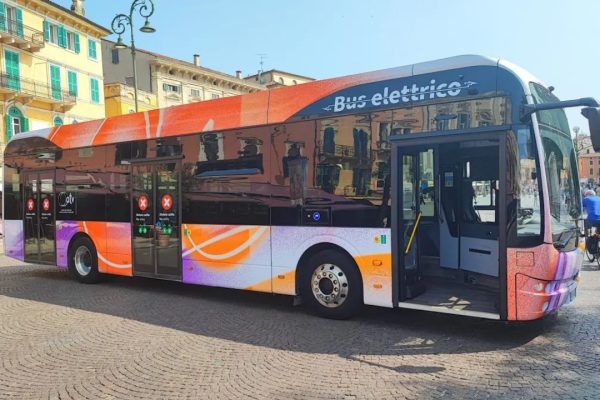 Verona ha i bus del futuro: 34 mezzi elettrici BYD con 530 km di autonomia stanno già girando per la città