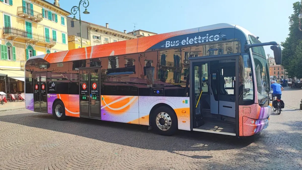 Verona ha i bus del futuro: 34 mezzi elettrici BYD con 530 km di autonomia stanno già girando per la città