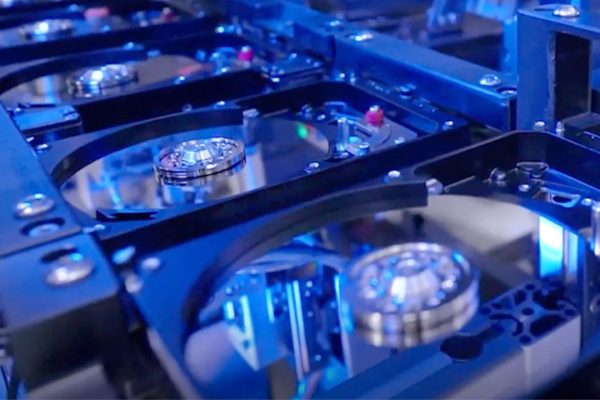 Western Digital avverte: anche gli hard disk scarseggiano, l'intera produzione del 2026 è già venduta