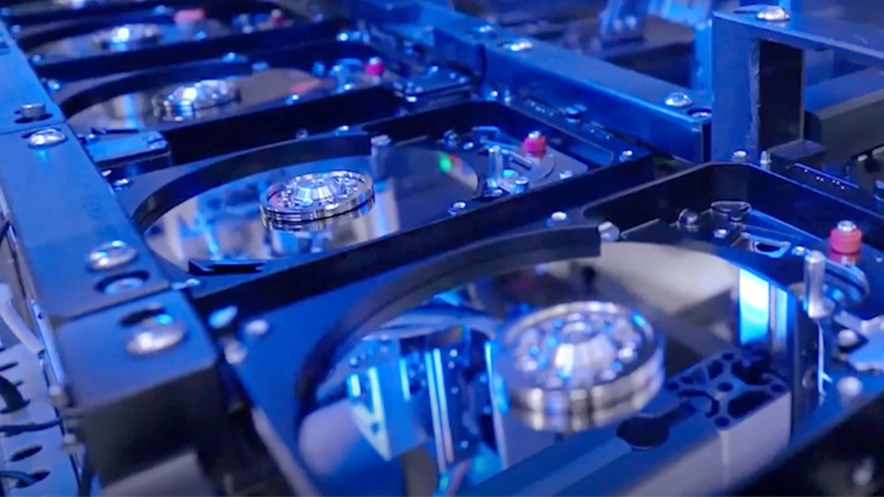 Western Digital avverte: anche gli hard disk scarseggiano, l'intera produzione del 2026 è già venduta