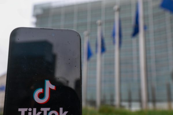 Ue: ‘TikTok viola le regole digitali, il design crea dipendenza’. La replica: ‘Valutazione falsa e infondata’ – Web & Social