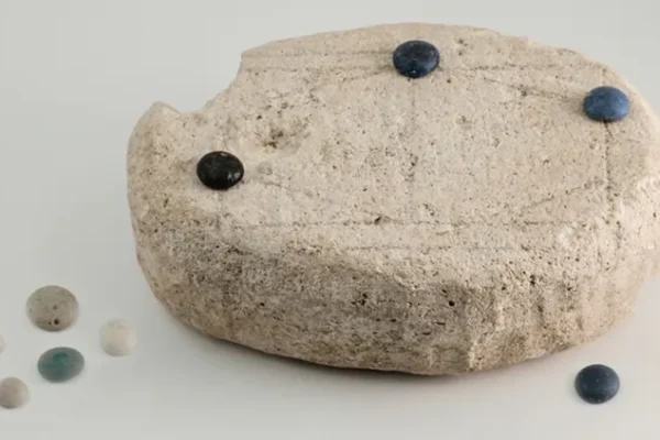 Le regole di un antico gioco da tavolo dell’Impero romano inciso su una pietra sono state svelate grazie all’intelligenza artificiale