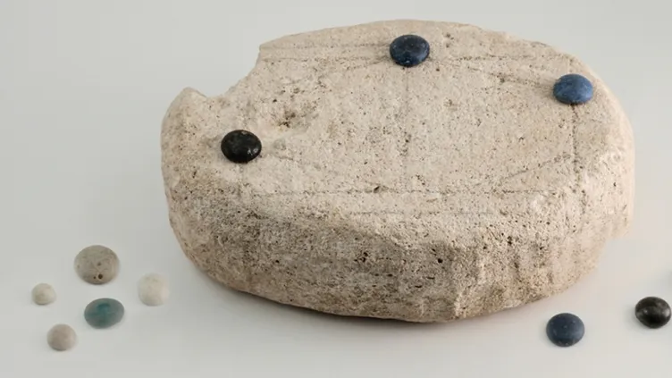 Le regole di un antico gioco da tavolo dell’Impero romano inciso su una pietra sono state svelate grazie all’intelligenza artificiale
