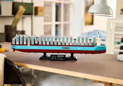 Il set Lego che riproduce la nave portacontainer Maersk Dual-Fuel è un omaggio alla logistica
