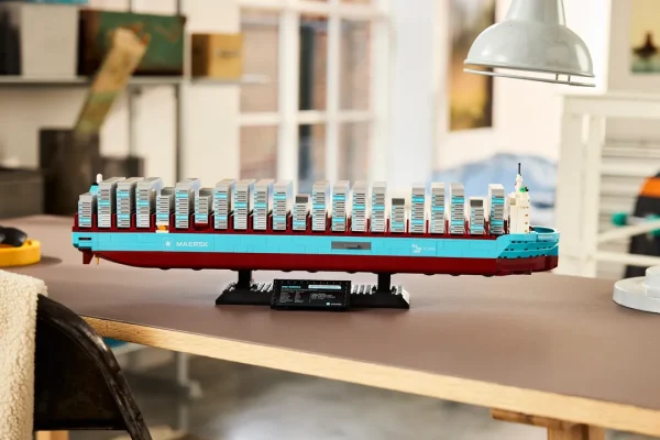 Il set Lego che riproduce la nave portacontainer Maersk Dual-Fuel è un omaggio alla logistica