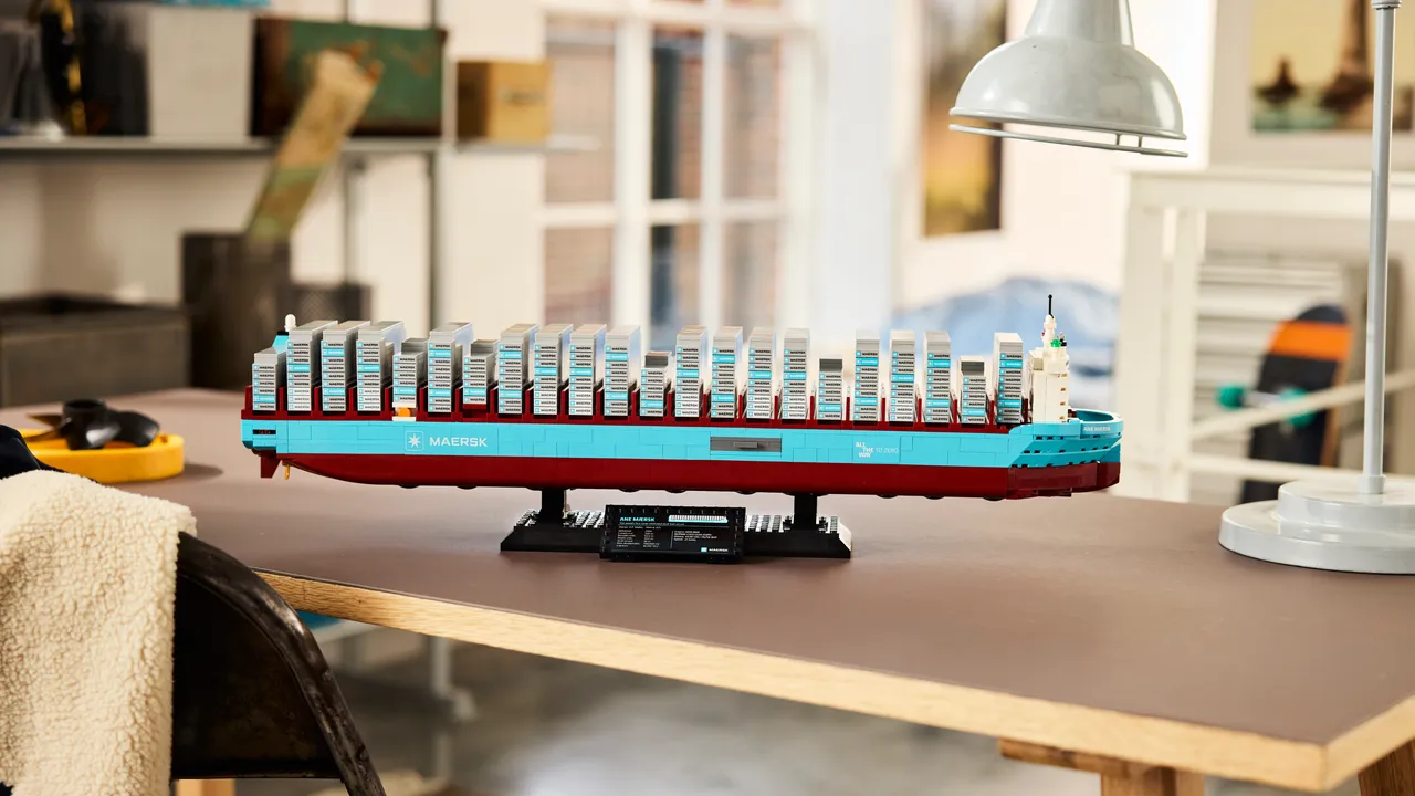 Il set Lego che riproduce la nave portacontainer Maersk Dual-Fuel è un omaggio alla logistica