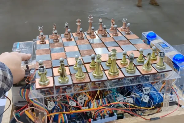 La scacchiera che ti dà la scossa se sbagli la giocata