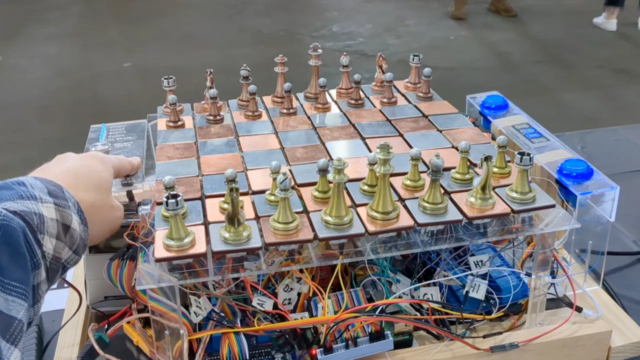 La scacchiera che ti dà la scossa se sbagli la giocata